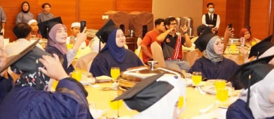 MAJLIS GRADUASI LIVE HOSTING BATCH 1